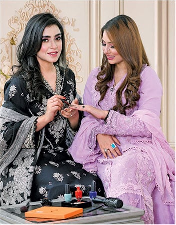 جذبہ و شوق ہم آہنگی احباب لیے... عید آئی ہے، محبت کا نیا باب لیے