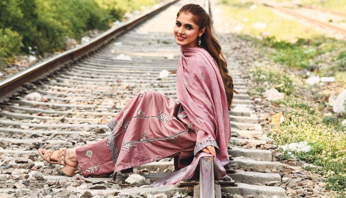 کچھ قوسِ قزح سے رنگت لی، کچھ نور چرایا تاروں سے ...