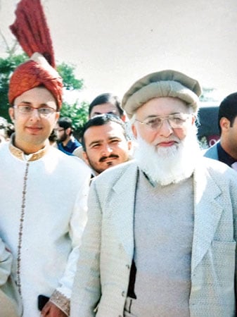 شادی کے موقعے پر، اپنے سائبان جیسے والد کے ساتھ