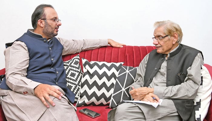 نمایندہ جنگ سے بات چیت کرتے ہوئے