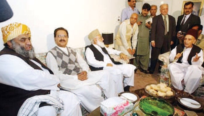 بیٹھک کے اختتام پر نصر اللہ خان اور قاضی حسین احمد ساتھیوں کے ساتھ