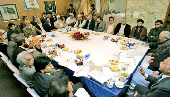 کھانے کی ٹیبل پر ایک بیٹھک کا منظر