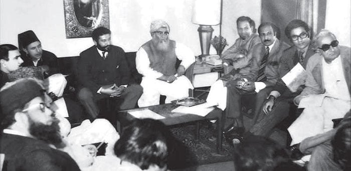 پیرا پگارا، نصر اللہ خان، مفتی محمود، مولانا شاہ احمد نورانی اور چند دیگر سیاست دانوں کی بیٹھک