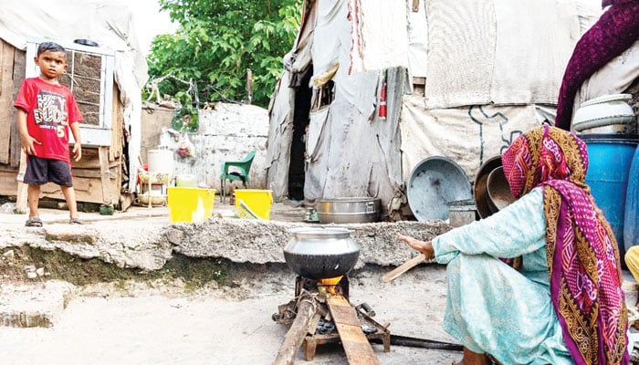 معاشی ترقی، غربت کے خاتمے کے لیے ناکافی کیوں؟
