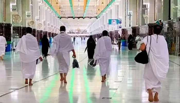 کیا طواف یا سعی کے دوران چپل پہننے کی اجازت ہے؟