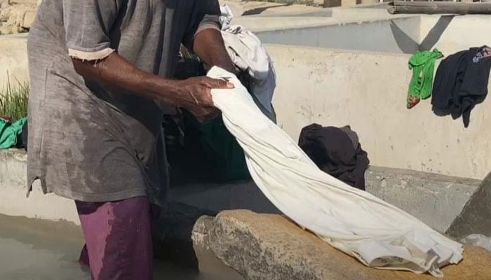 دھوبی کے دھوئے ہوئے کپڑوں کی پاکی کا حکم