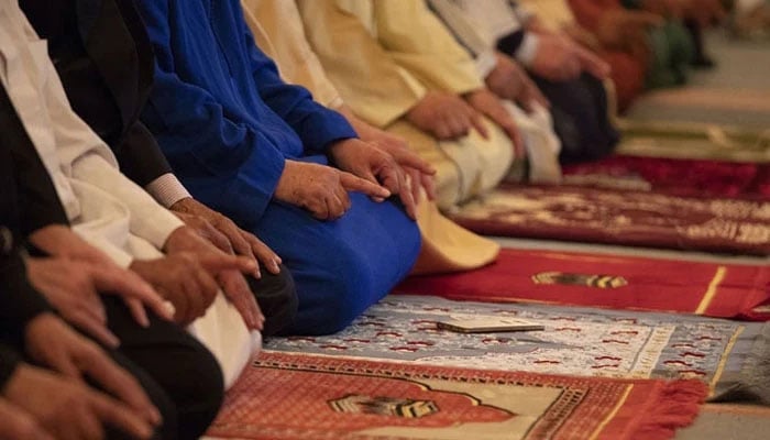 مقتدی کے لیے التحیات پڑھنے کا حکم