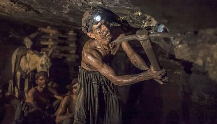 کوئلے کی کان میں دفن ہوتی زندگیاں اور پاکستان کی معدنی معیشت