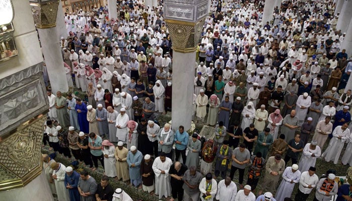 مسجد نبوی ؐمیں امام سے آگے صف میں نماز پڑھنے کا حکم