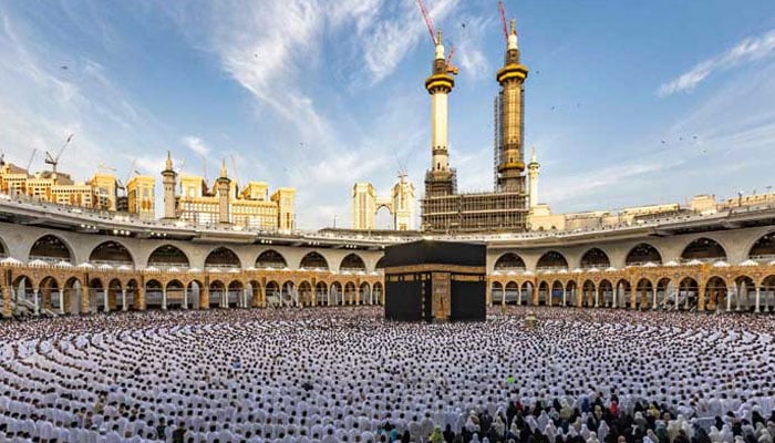 حرم ِمکی میں امام مطاف سے پیچھے ہوں تو مطاف میں نماز کا حکم