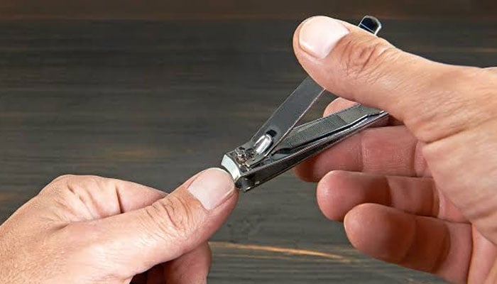 ناخن اور بال کہاں پھینکے جائیں؟