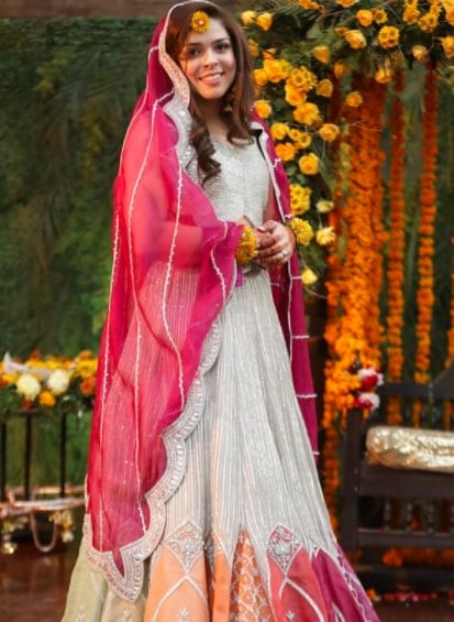 Hina Bayat rocks the stage with her spectacular dance performance at daughter’s wedding