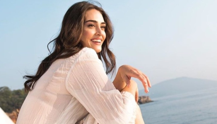 'Ertugrul' star Esra Bilgic amazes fans with her melodious singing