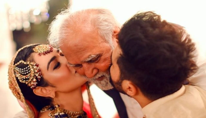 Sarah Khan pens an emotional note for her late father