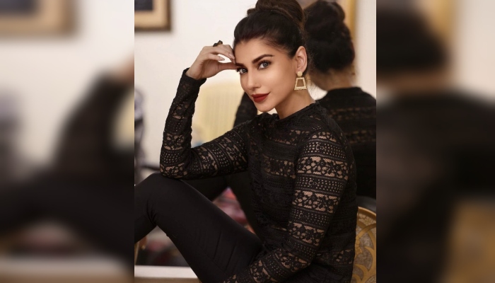 Navin Waqar lands in hot water over her statement of being single than marrying a wrong person