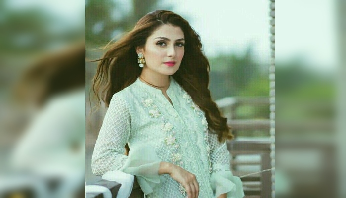 Ayeza Khan’s co-stars gives hilarious reactions on hit drama 'Meray Paas Tum Ho'