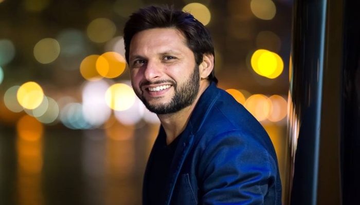 Lady fails to recognize cricketer Shahid Afridi on airport, watch video