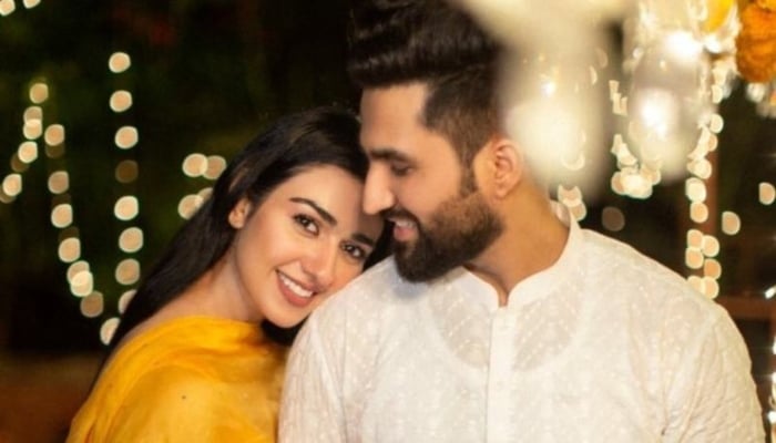 Falak Shabir surprises wife Sarah Khan with roses in latest adorable video