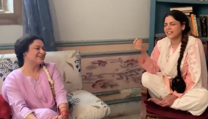 Sania Saeed and Hadiqa Kiani shares a spontaneous moment of singing on the sets of upcoming drama serial
