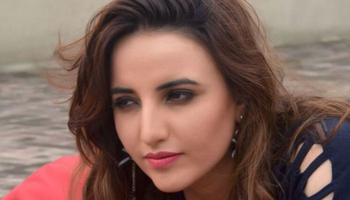 Hareem Shah exposes Mufti Qavi with a disgraceful video call