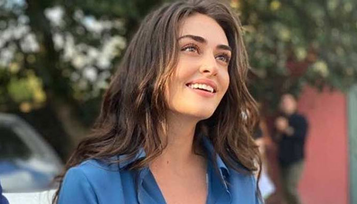 Esra Bilgic gives fans words of wisdom in new photo