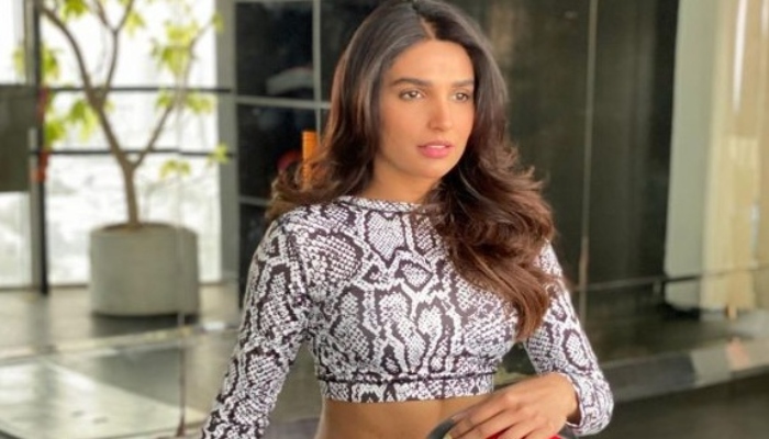 With her ‘Bharam’ culture new video, Amna Ilyas reminds fans to respect our traffic police