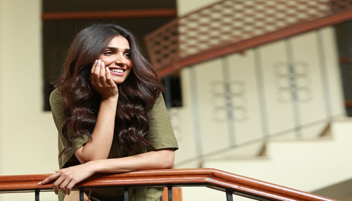Amna Ilyas’ latest bold pictures sparks criticism on the internet