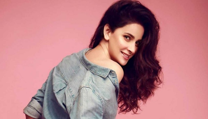 Saba Qamar drops latest sizzling pictures, left netizens divided