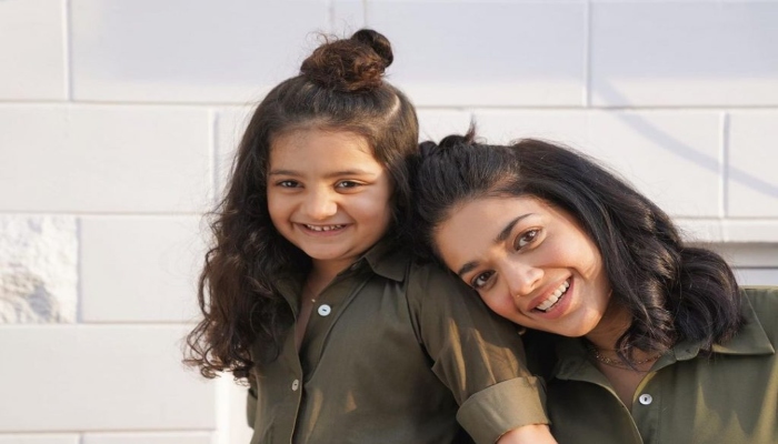 Sanam Jung twins with daughter Alaya in latest adorable pictures