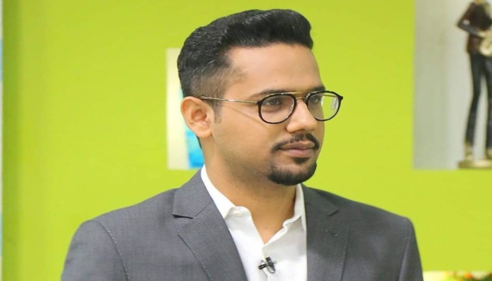 Ali Gul Pir recreates PM Imran Khan’s speech on how to deal with corruption