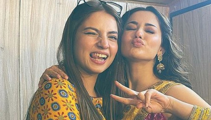 Dananeer Mobeen, Hania Aamir break the internet with new Pawri video