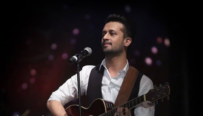 Atif Aslam’s rendition of Musarrat Nazeer’s classic track ‘Chale To Kat Hi Jayega’ wins the internet