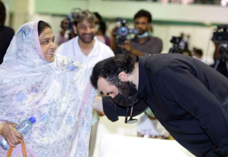 Turkish star Celal Al attracts big number of people at Expo Centre Karachi for blood donations 