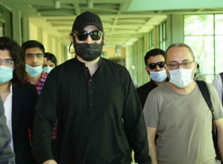 Turkish star Celal Al attracts big number of people at Expo Centre Karachi for blood donations 