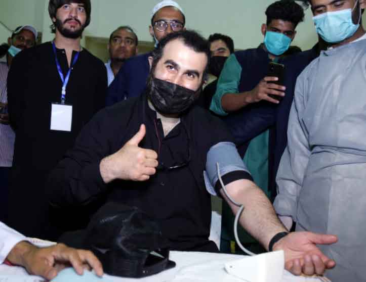 Turkish star Celal Al attracts big number of people at Expo Centre Karachi for blood donations 