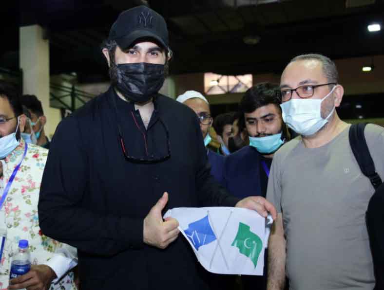 Turkish star Celal Al attracts big number of people at Expo Centre Karachi for blood donations 