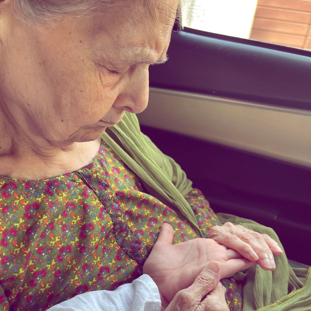 Mahira khan posts a picture of her Nani reading her hand