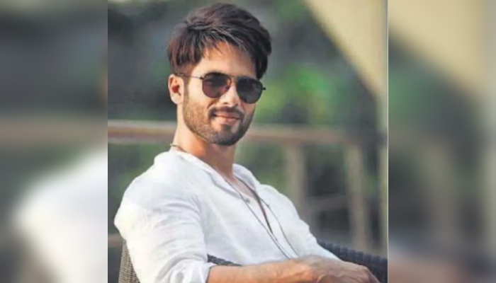 Shahid Kapoor raises the temperature on Instagram with latest pool snaps