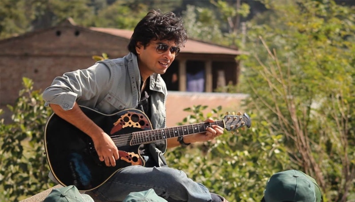 Shehzad Roy’s latest unplugged version of iconic song ‘Mukhra’ wins the internet
