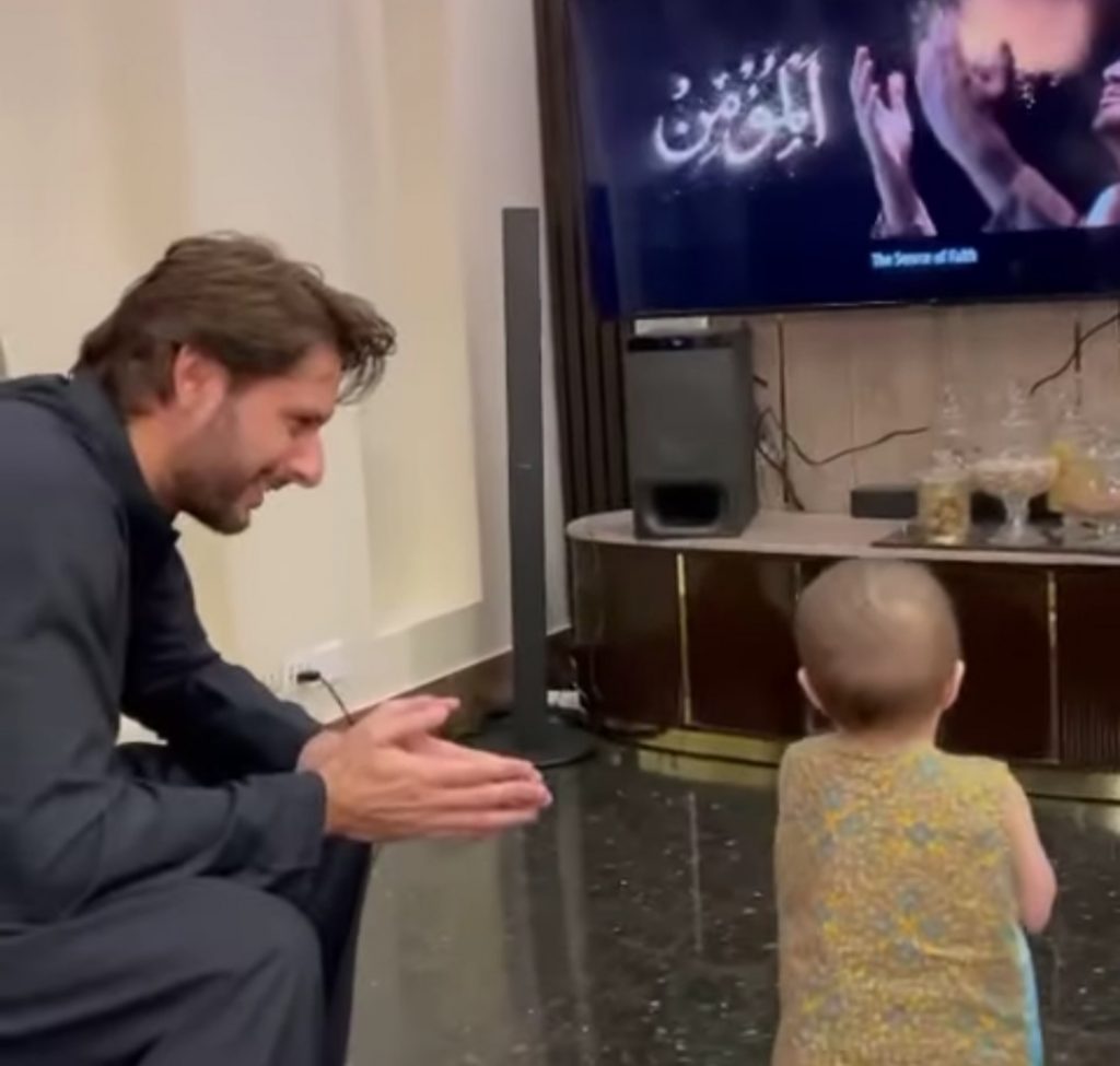 Shahid Afridi listening 'Asma-ul-Husna' with his little daughter video melts hearts on internet
