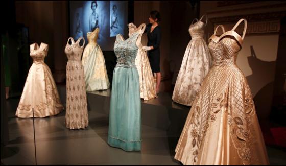 Uk Queen Costumes Exhibition In Buckingham Palace