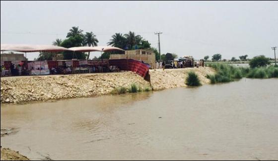 Rahem Yar Khan 50 Feet Clung On Wide Beach Canal Damaged The Crops