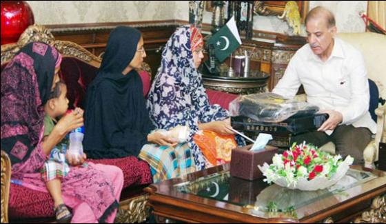 Resident Of Hut Femal Student Meets Cm Punjab