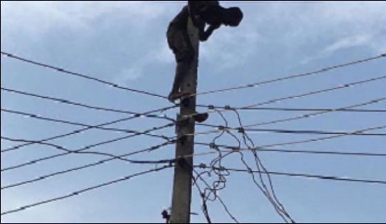 Man Climb On Electric Pole In Abotabad