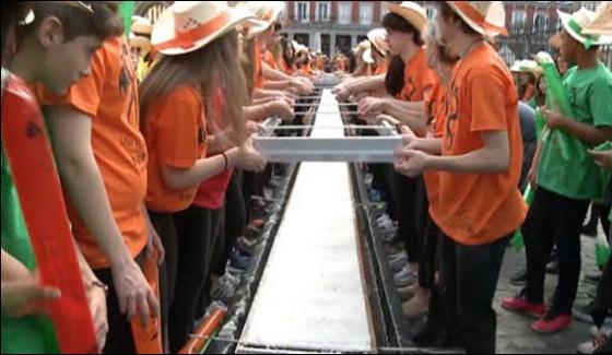 Students Make World Biggest Paper In Spain