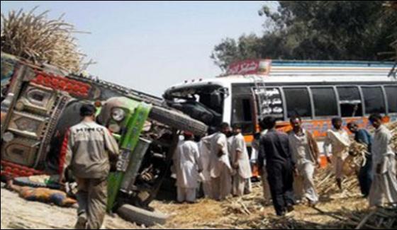 3 Dead In Dg Khan Bus And Tractor Collision