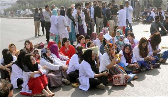 Lahore Young Doctors Again On Streets Patients And Citizens Worried
