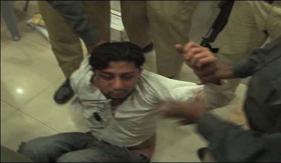 Dacoit Captured In Karachi By Citizens Handed Over To Police After Being Tortured