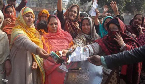 Lahore Women Protest Against Gas Load Shedding