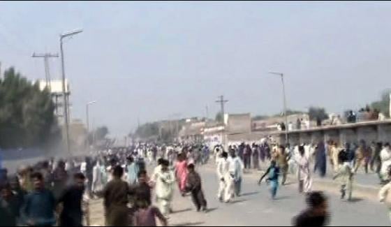 Batons Shouting Slogans Protesters Lash Out At Police In Sehwan